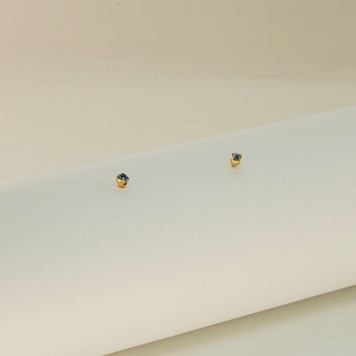 ARETES TRIO ZIRCONIAS CON BAÑO DE ORO