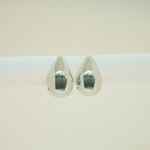 ARETES GOTA LISOS CON BAÑO DE RODIO
