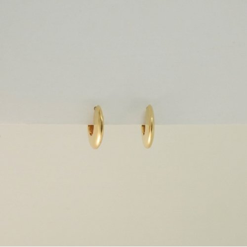 ARETES LISOS CON BAÑO DE ORO