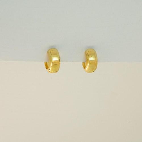 ARETES LISOS CON BAÑO DE ORO
