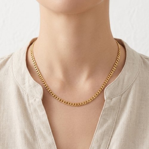 COLLAR CORTO LISO CON BAÑO DE ORO