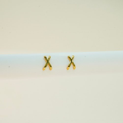 ARETES LISOS CON BAÑO DE ORO