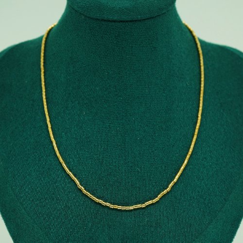 COLLAR CORTO LISO CON BAÑO DE ORO