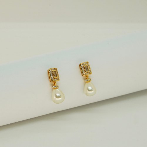 ARETES PERLA Y CRISTALES CON BAÑO DE ORO