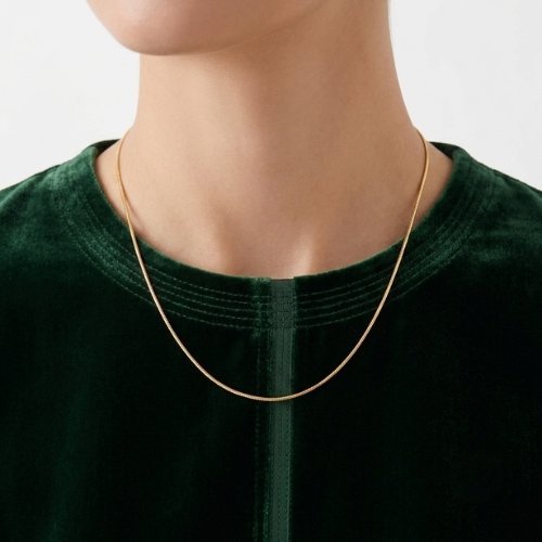 COLLAR CORTO LISO CON BAÑO DE ORO
