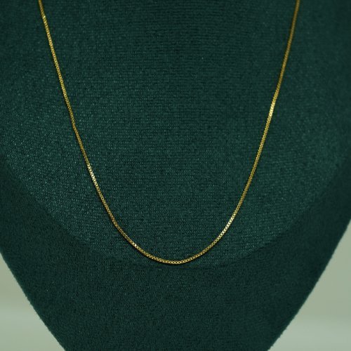 COLLAR CORTO LISO CON BAÑO DE ORO