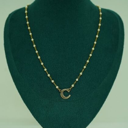 COLLAR PERLITAS LETRA CON BAÑO DE ORO